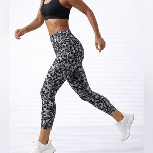 Athleta cropped leggings featuring a grey and black leaf print